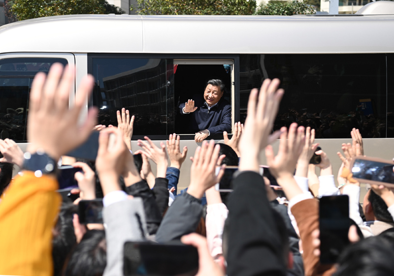 3月22日至25日，中共中央总书记、国家主席、中央军委主席习近平在福建考察。这是25日上午，习近平在福州闽江公司考察时，向师生们挥手致意。新华社记者 燕雁 摄