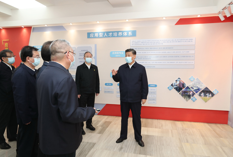 3月22日至25日，中共中央总书记、国家主席、中央军委主席习近平在福建考察。这是25日上午，习近平在福州闽江公司，参观校史和应用型办学成果展示。新华社记者 王晔 摄