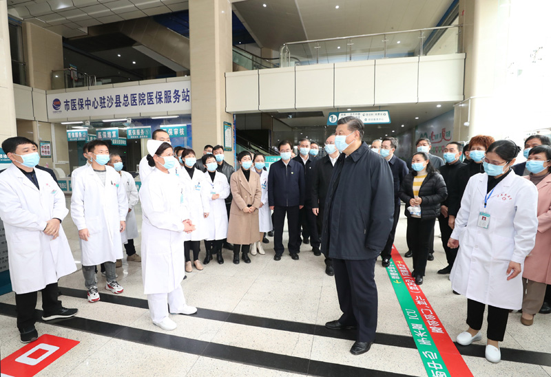 3月22日至25日，中共中央总书记、国家主席、中央军委主席习近平在福建考察。这是23日上午，习近平在三明沙县总医院住院楼一层大厅，听取医改情况介绍。新华社记者 王晔 摄